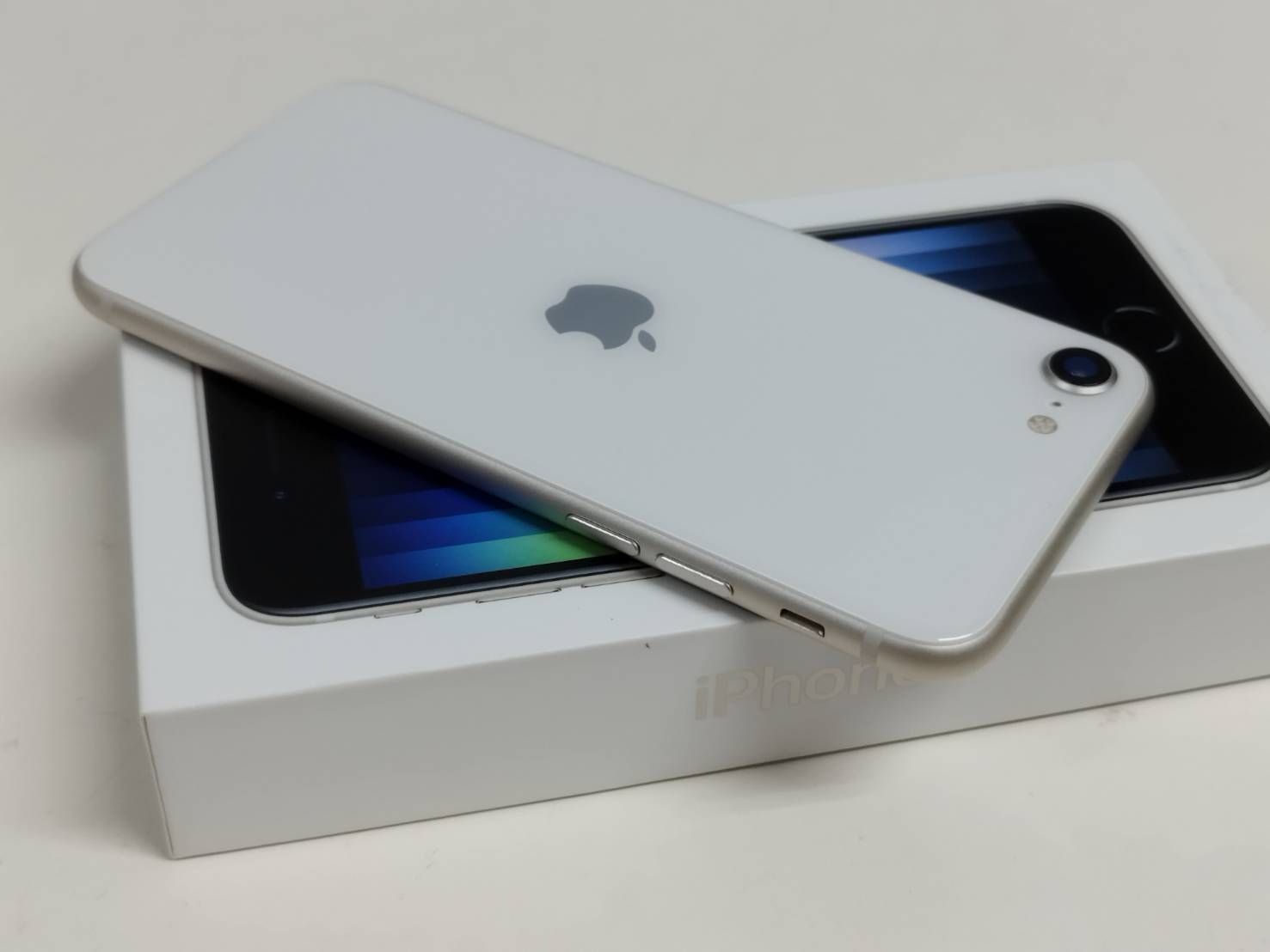 SIMフリー】iPhone SE 第3世代/A2782/128GB/スターライト〈MMYG3J/A