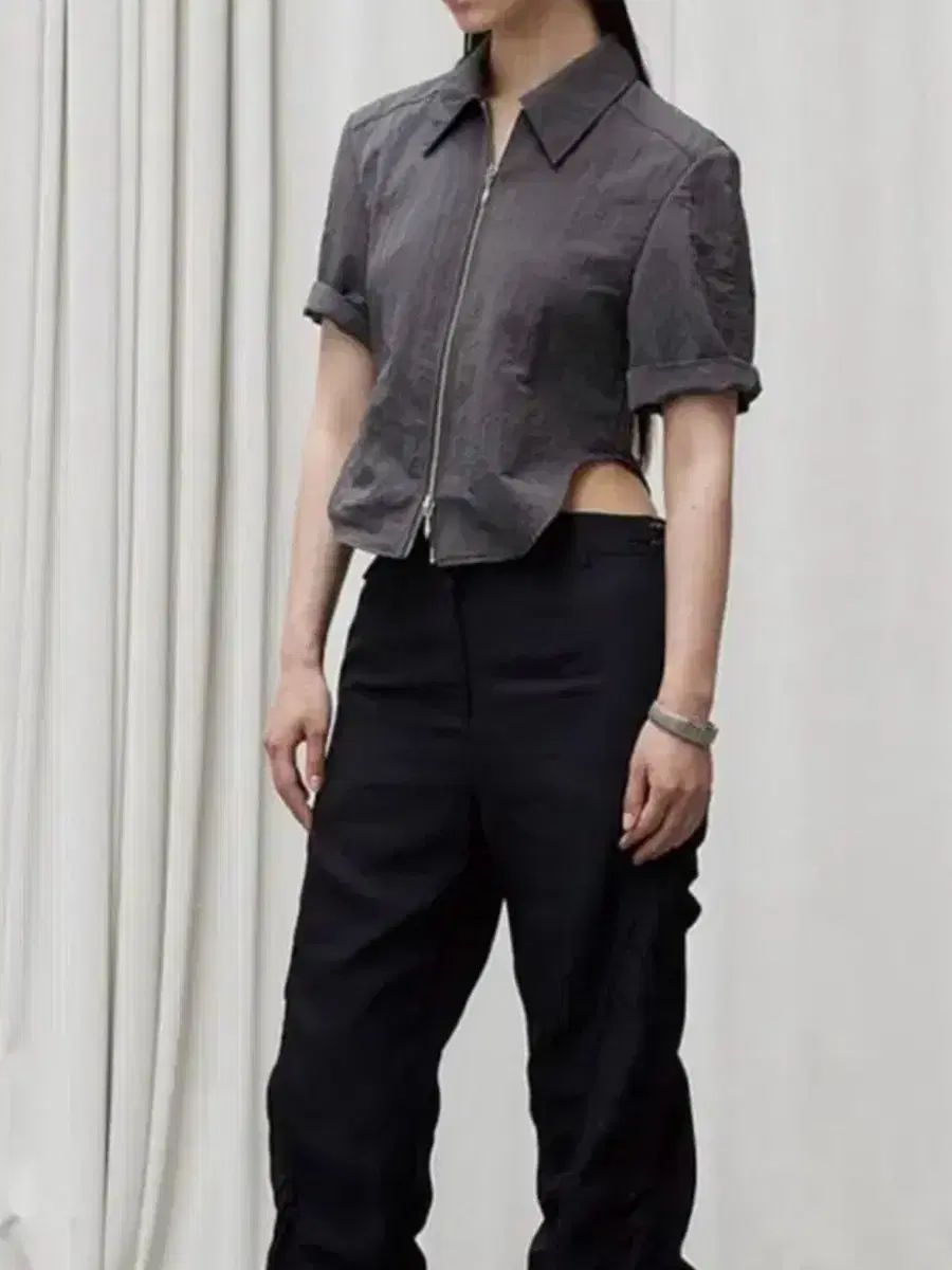 THE ILMA バックレスシャツ チャコール
