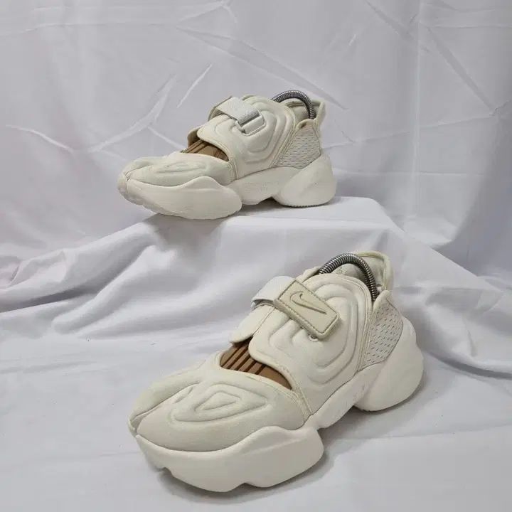 ドゥハヴィンテージ 250 NIKE アクア リフト スニーカー サンダル 白
