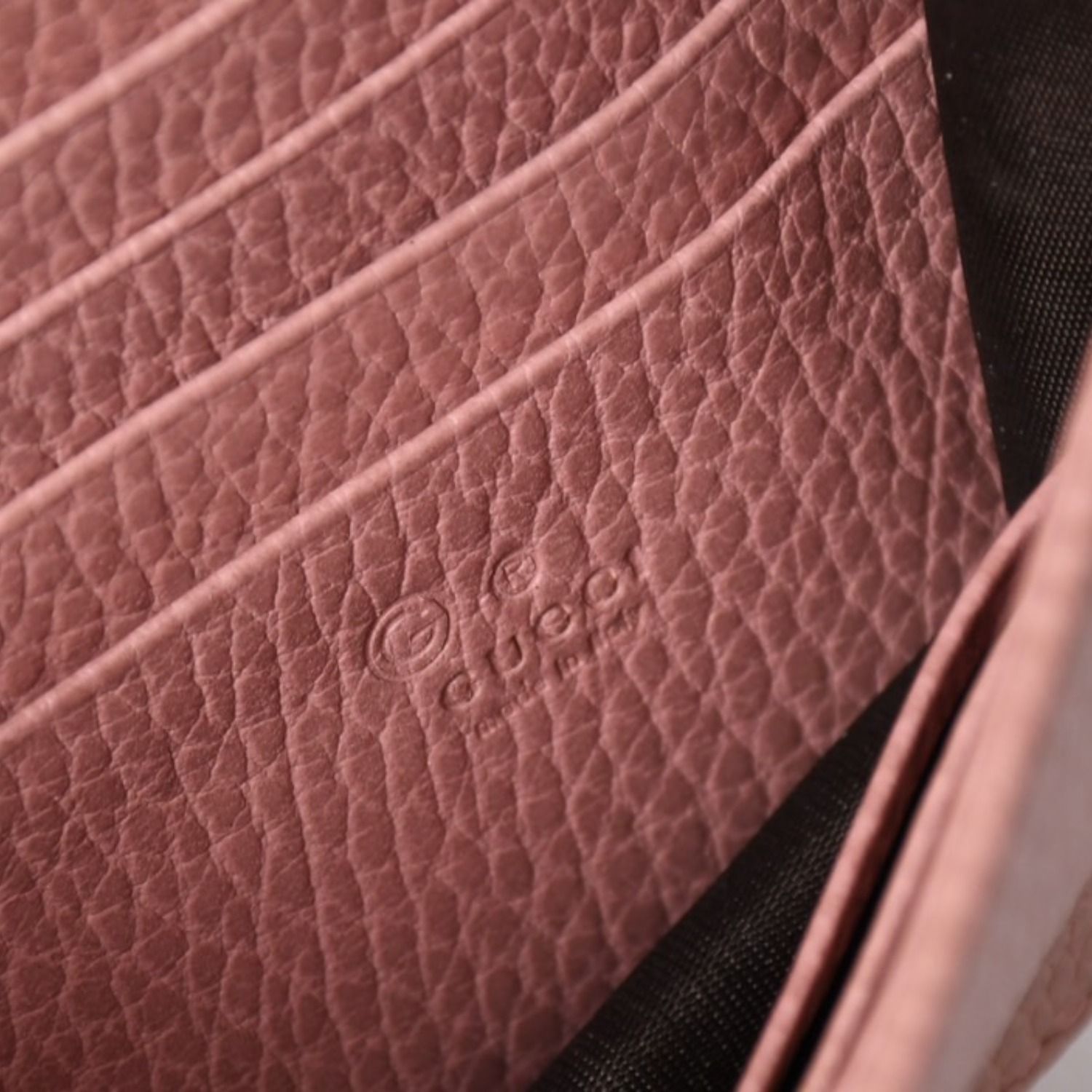 GUCCI グッチ インターロッキングGチェーンウォレット ペブルドレザー 