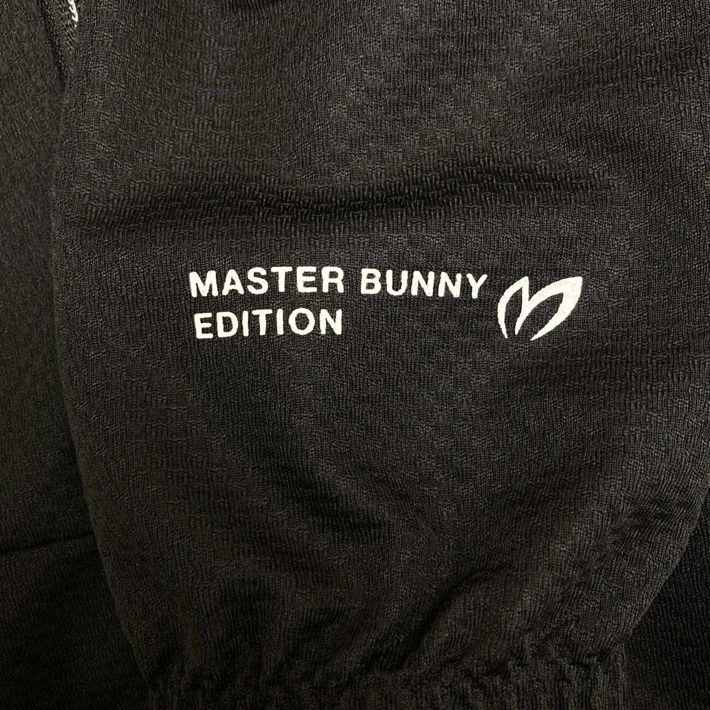サイズ：4 MASTER BUNNY EDITION マスターバニーエディション ジップジャケット ブラック系 [240101682828] ゴルフウェア メンズ ストスト