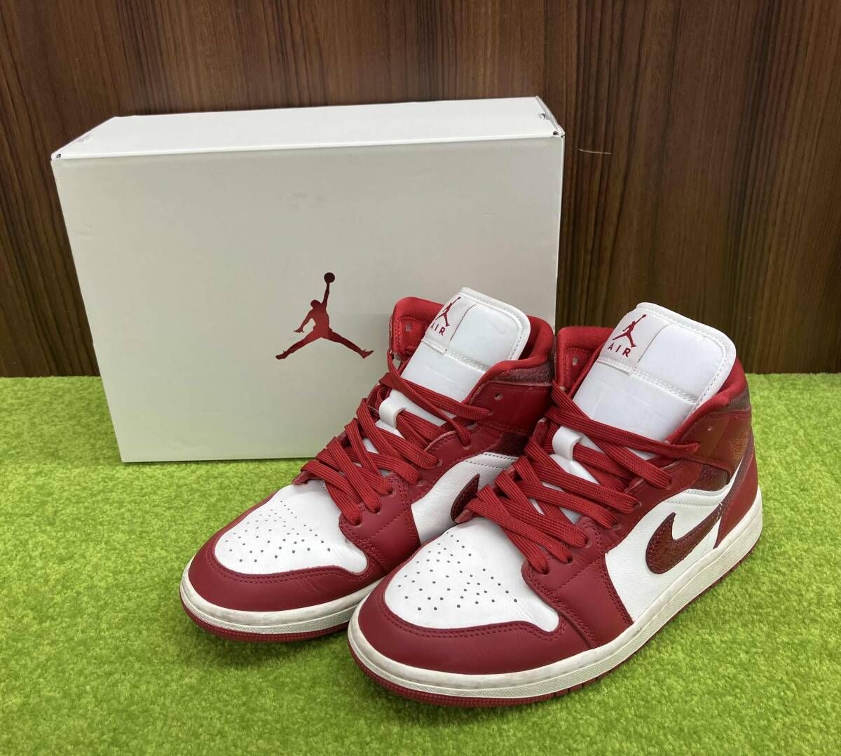 NIKE ナイキ エアジョーダン1 MID SE サイズ26cm ホワイト系×レッド系 