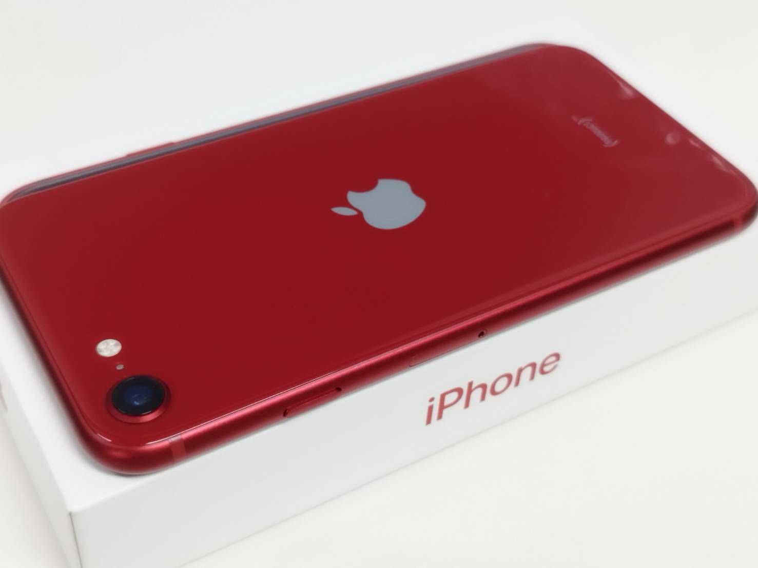美品】iPhone SE 第3世代/SIMフリー/A2782/64GB/レッド〈MMYE3J/A