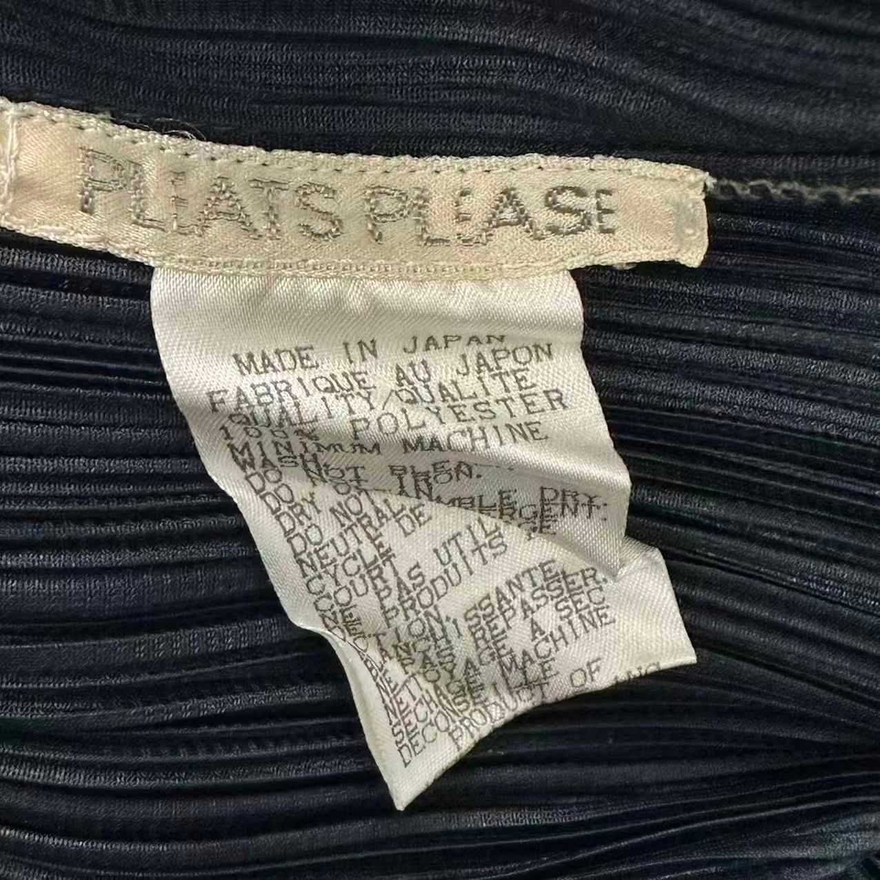 極美品 ISSEY MIYAKE イッセイミヤケ PLEATS PLEASE プリーツプリーズ シャツ バタフライプリント ブラック サイズ4 極美品 ISSEY MIYAKE イッセイミヤケ PLEATS PLEASE プリーツプリーズ シャツ バタフライプリント ブラック サイズ4