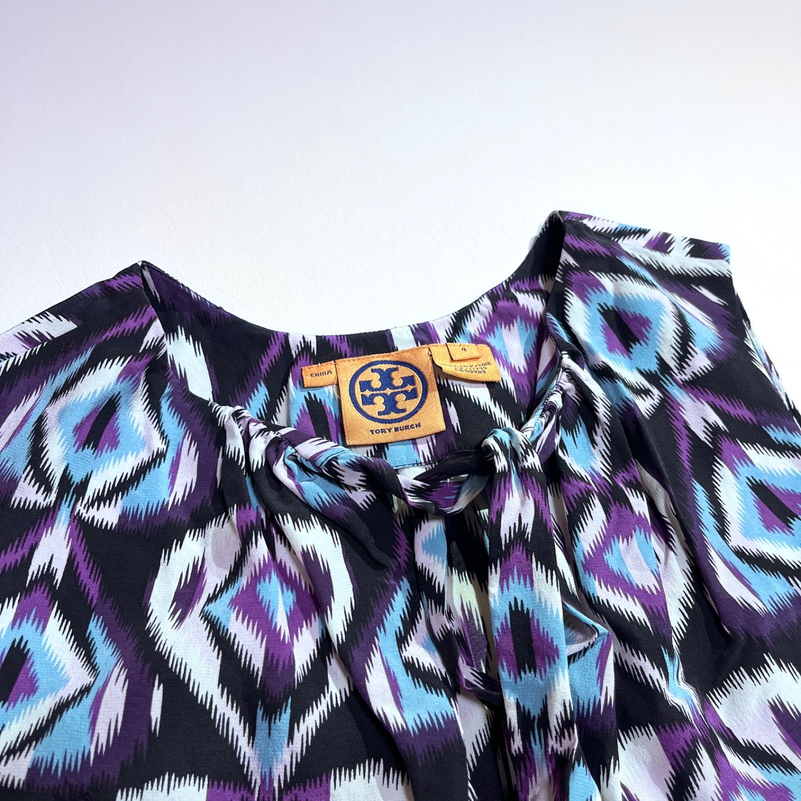 TORY BURCH トリーバーチ シルク フリンジ ボウタイブラウス 2 cU61 TORY BURCH シルク100% 絹 ボウタイブラウス リボン ノースリーブ
