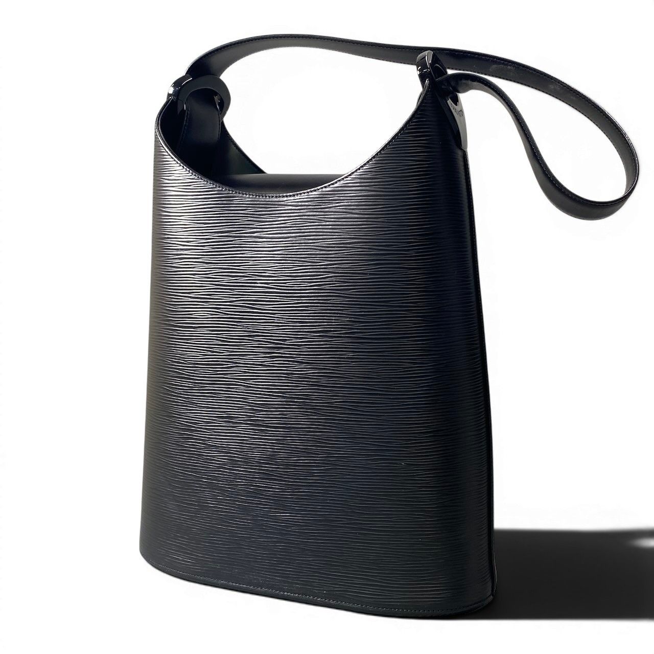 LOUIS VUITTON ショルダーバッグ ブラック e26 LOUIS VUITTON ルイヴィトン M52812 ショルダーバッグ ウェルソー