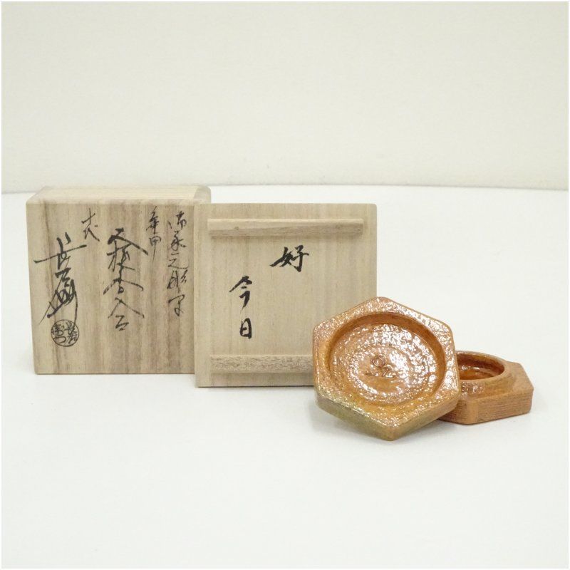 大樋焼　十代　大樋長左衛門造　御家元彫字亀甲香合（銘：聴松風）（共箱） 茶道具 茶道 香道 香道具 おしゃれ かわいい アンティーク インテリア 骨董 茶器 お香入れ 1月 2月 冬
