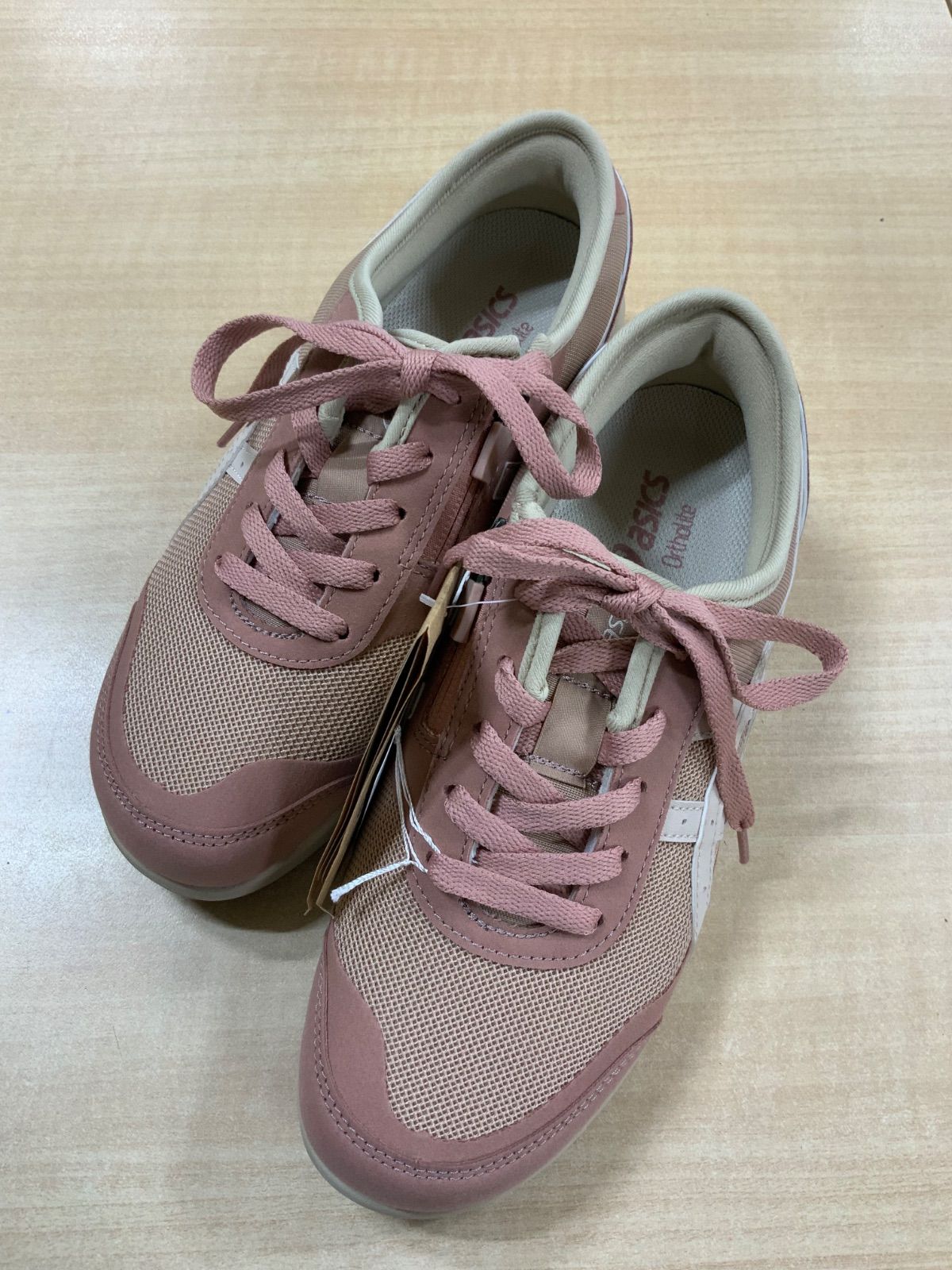 【新品未使用】14200円　23.5cm アシックス女性現品限り