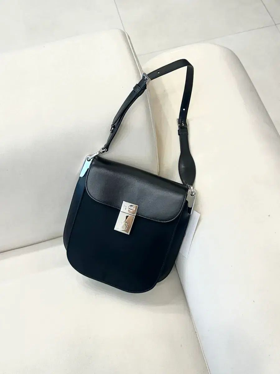 プラダ麻ショルダーバッグ (正規品)