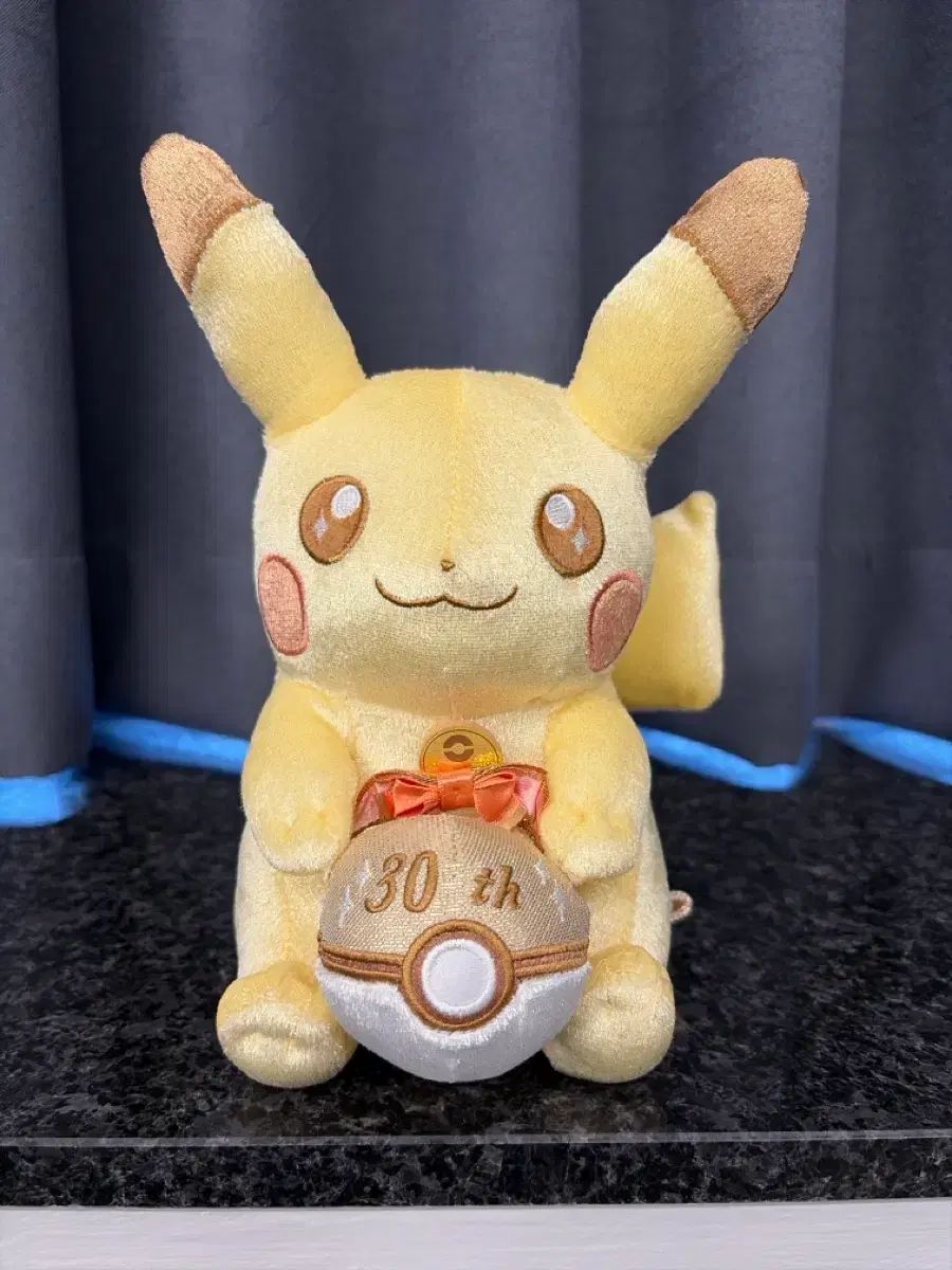 30周年限定 ピカチュウ ぬいぐるみ (中型)