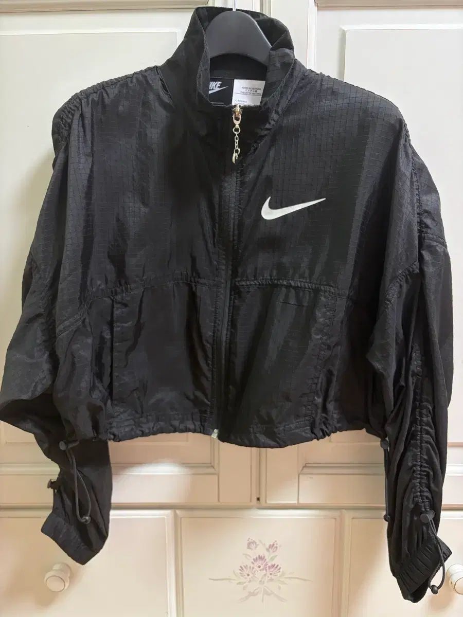(M) NIKE クロップド ウィンドブレーカー 新品 レディース