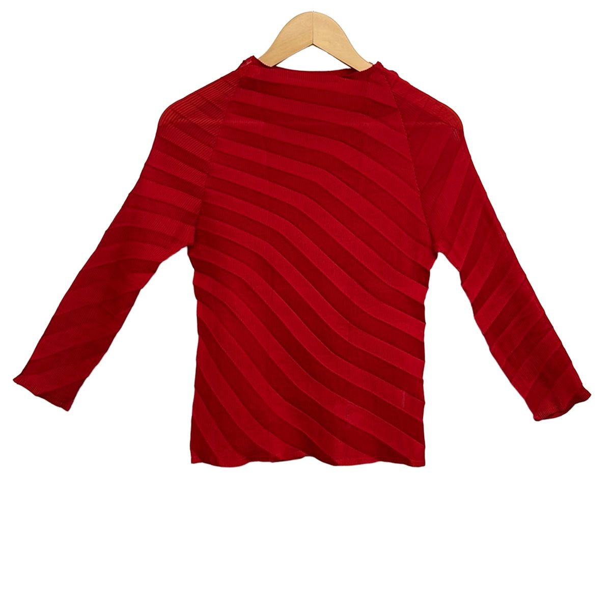 me ISSEY MIYAKE(ミー/イッセイミヤケ) 長袖カットソー レディース美品 - レッド プリーツ/シワ加工
