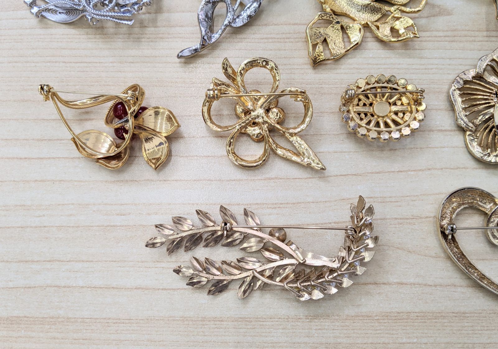 【レトロ】ビンテージアクセサリー まとめ売り アンティーク 長期保管品 C【中古・長期保管品】ヴィンテージブローチ レトロ いろいろ まとめて