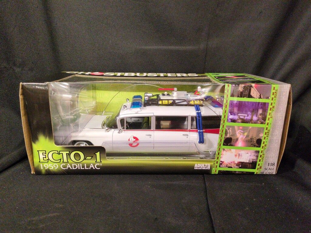 AUTO WORLD 1:18 SACLE DIE CAST ECTO-1 / 1959 CADILLAC 1:18