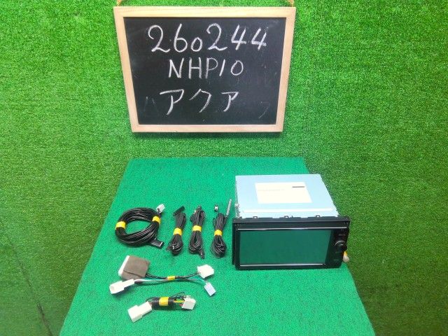 アクア カーナビゲーション DAA-NHP10 082 自社品番260244 中古