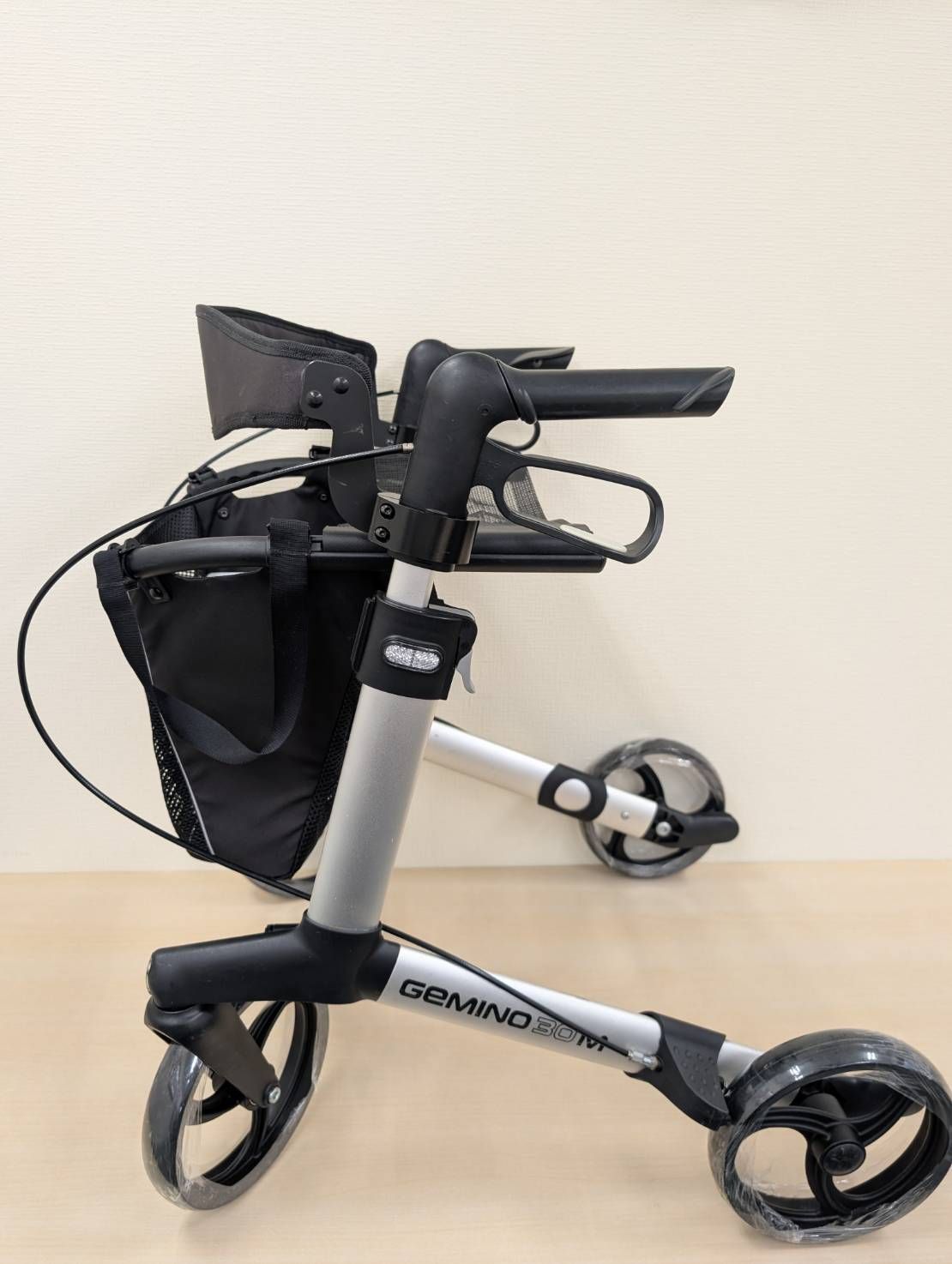 【中古】ハンディウォーク Mサイズ／歩行器／高さ調整可／清拭メンテ済み