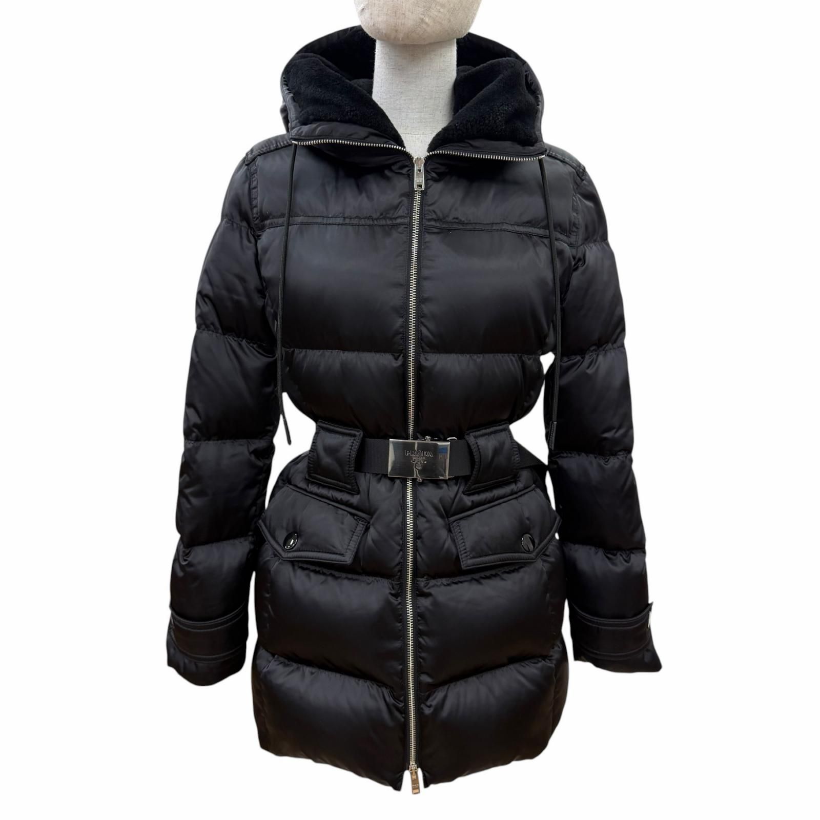 美品☆PRADA プラダ 20AW 29P277 ロゴバックルベルト ラムファー使い ZIP UP ダウンコート ブラック 38 イタリア製 正規品 レディース