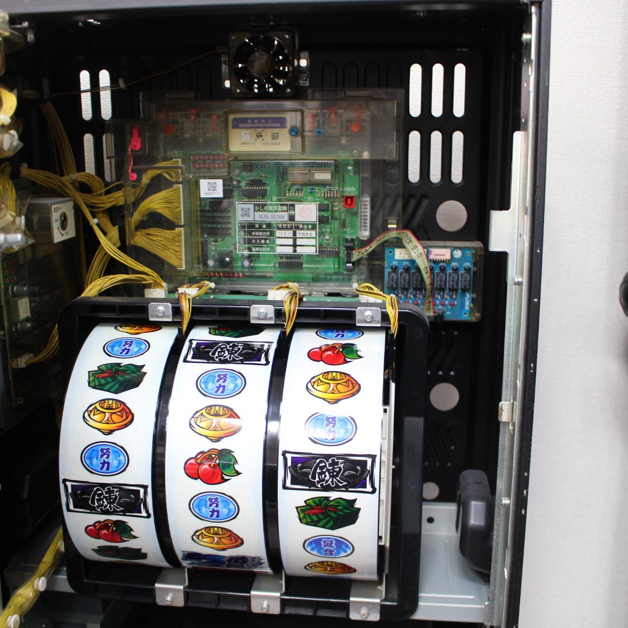 【送料無料】 押忍！サラリーマン番長﻿　不要機　実機 506)押忍！サラリーマン番長 スロット実機 コイン不要機付き - メルカリ