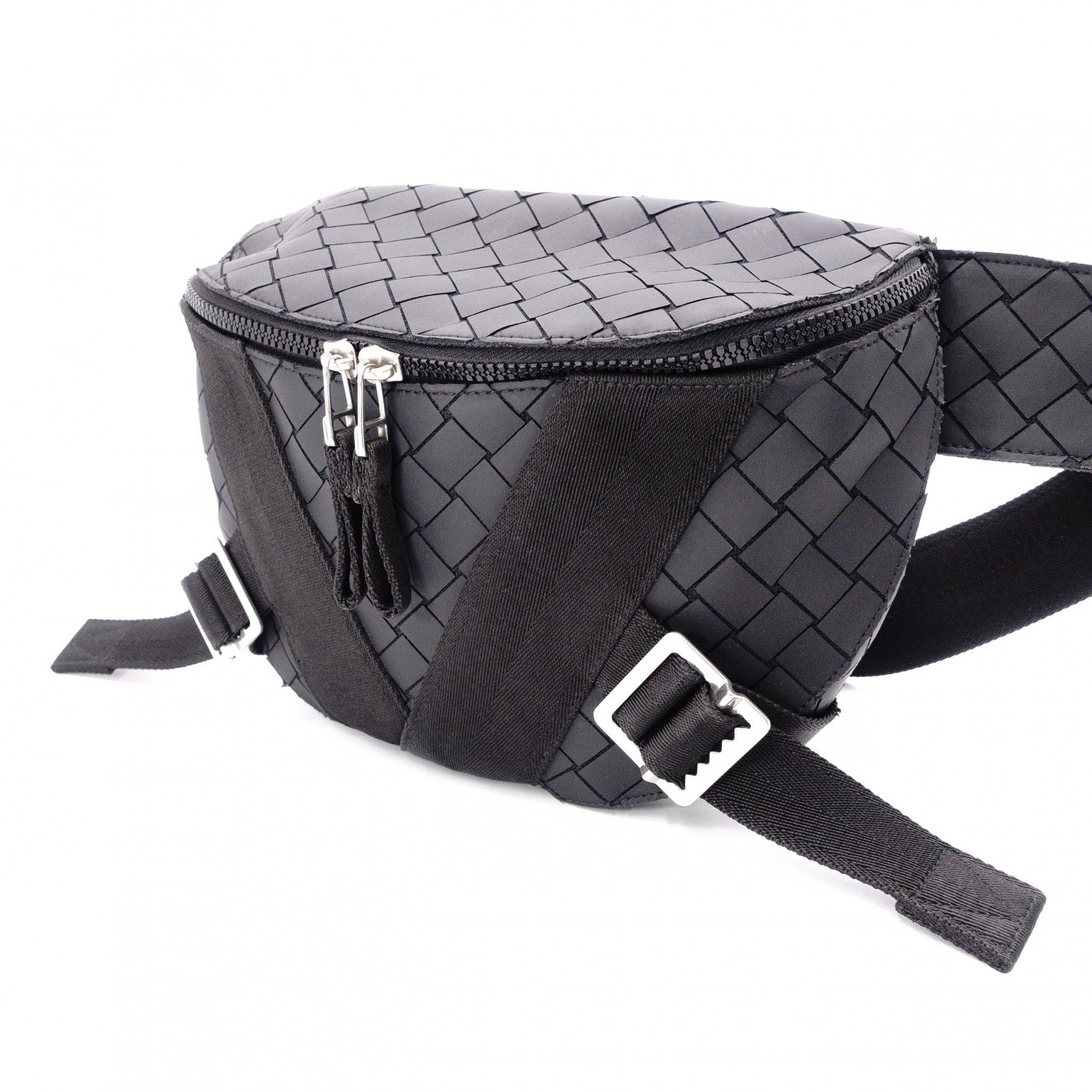 BOTTEGAVENETA ボッテガヴェネタ イントレチャート ショルダーバッグ ラバー ブラック メンズ ボディバッグ