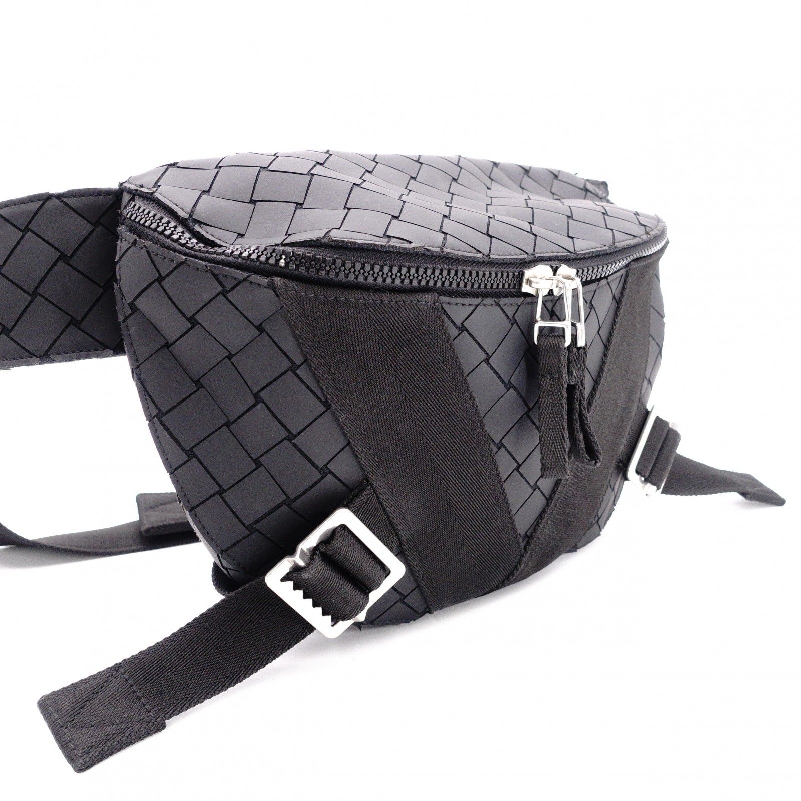 BOTTEGAVENETA ボッテガヴェネタ イントレチャート ショルダーバッグ ラバー ブラック メンズ ボディバッグ