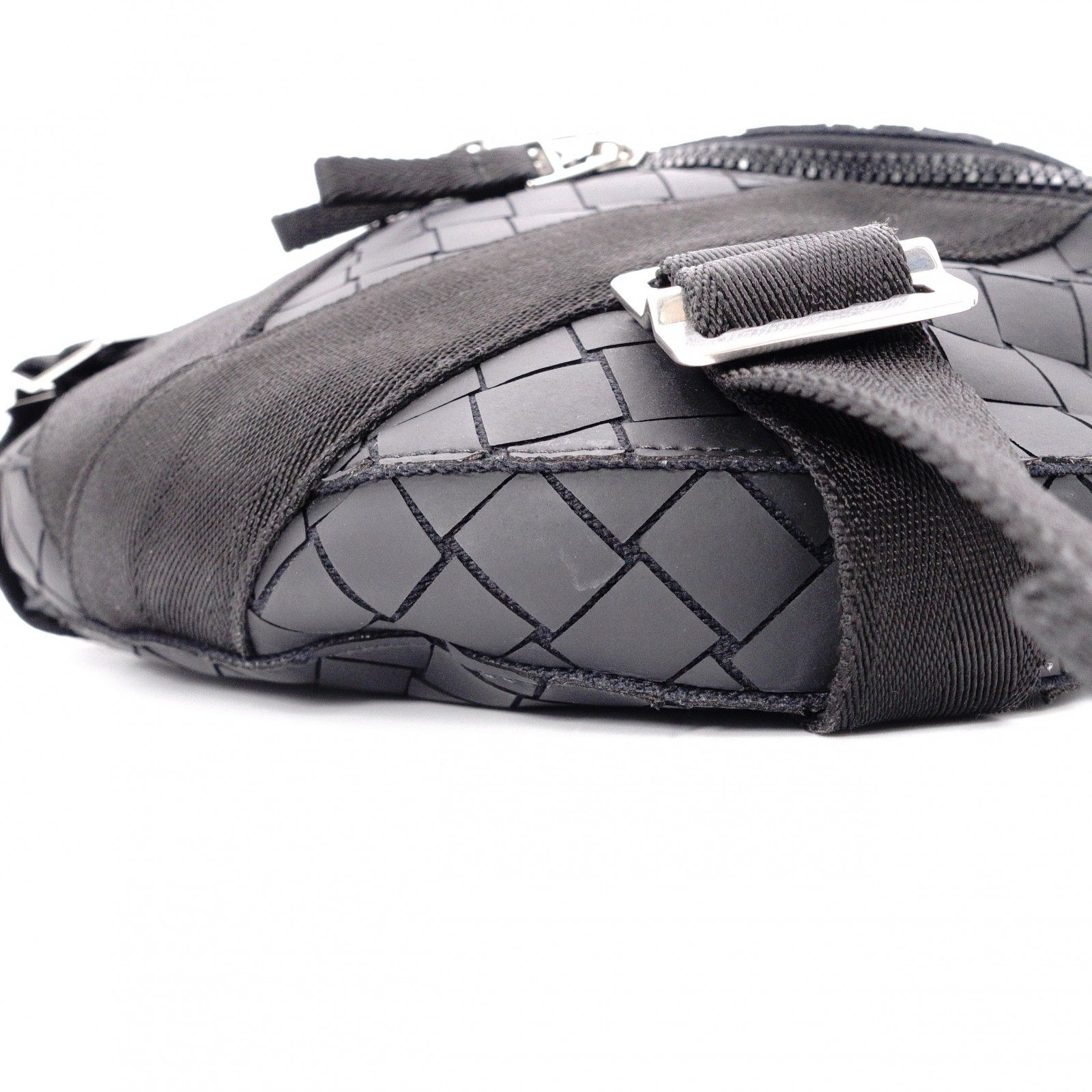 BOTTEGAVENETA ボッテガヴェネタ イントレチャート ショルダーバッグ ラバー ブラック メンズ ボディバッグ