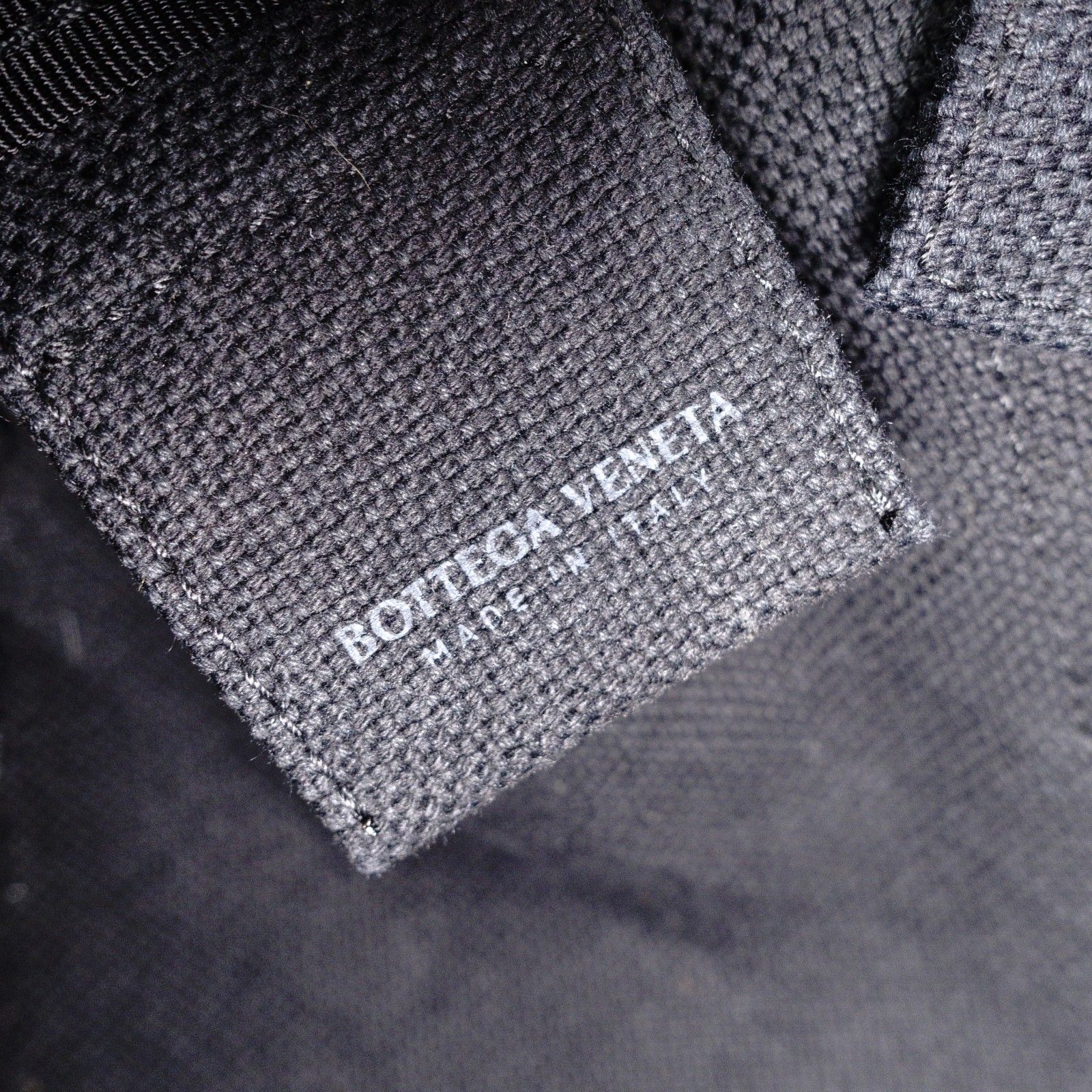 BOTTEGAVENETA ボッテガヴェネタ イントレチャート ショルダーバッグ ラバー ブラック メンズ ボディバッグ