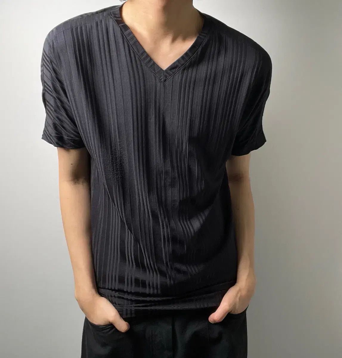 ヴェルサーチェ ジーンズ クチュール ブラック プリーツ Vネック 半袖 Tシャツ M