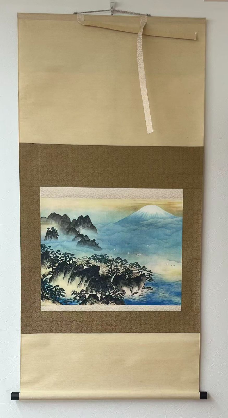 【逸品】横山大観 掛軸 『蓬莱山』高級美術工芸品 特製布貼箱・解説栞付
