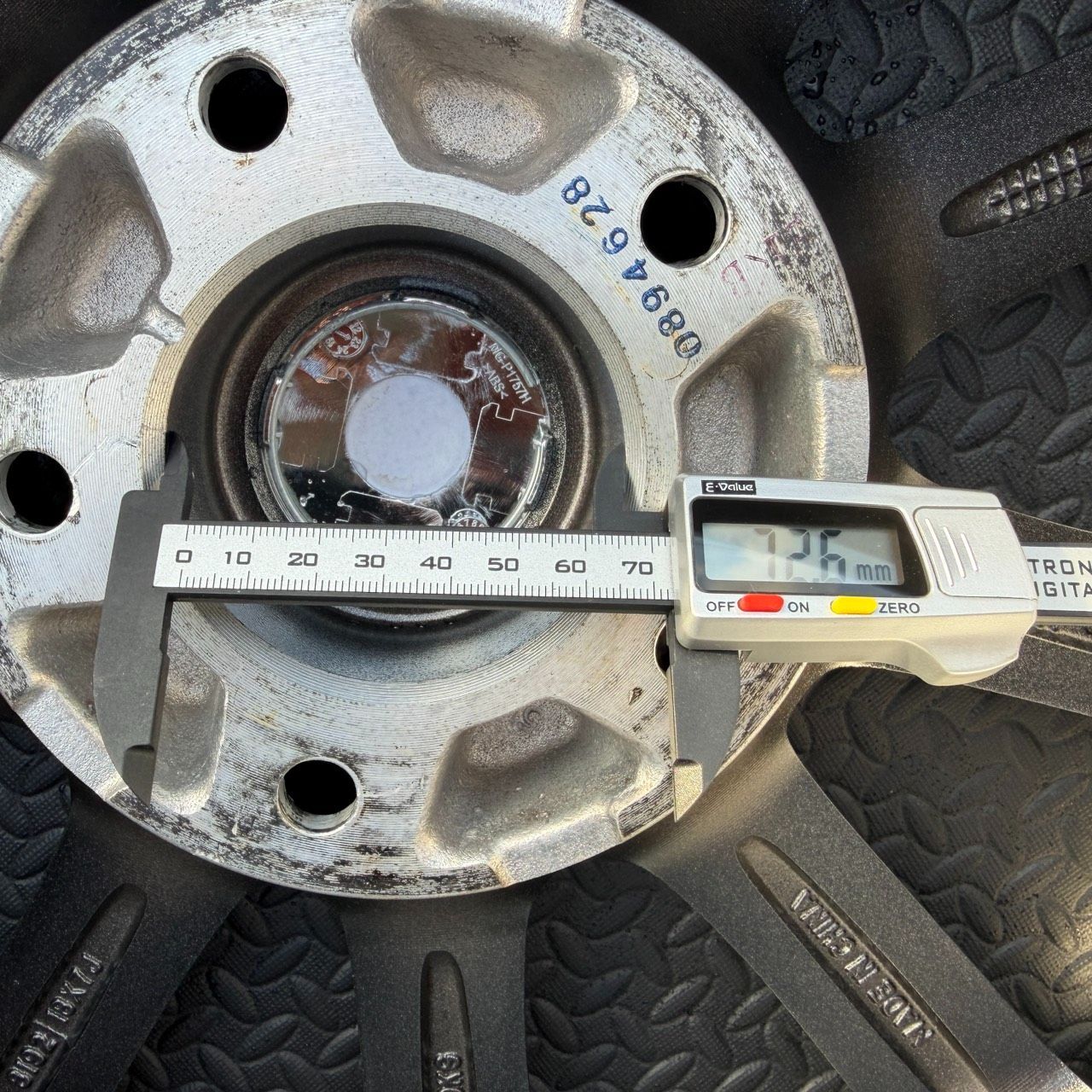 MILLOUS 18インチ アルミホイール 4本セット 18x7J +43 5H-114.3 装着 