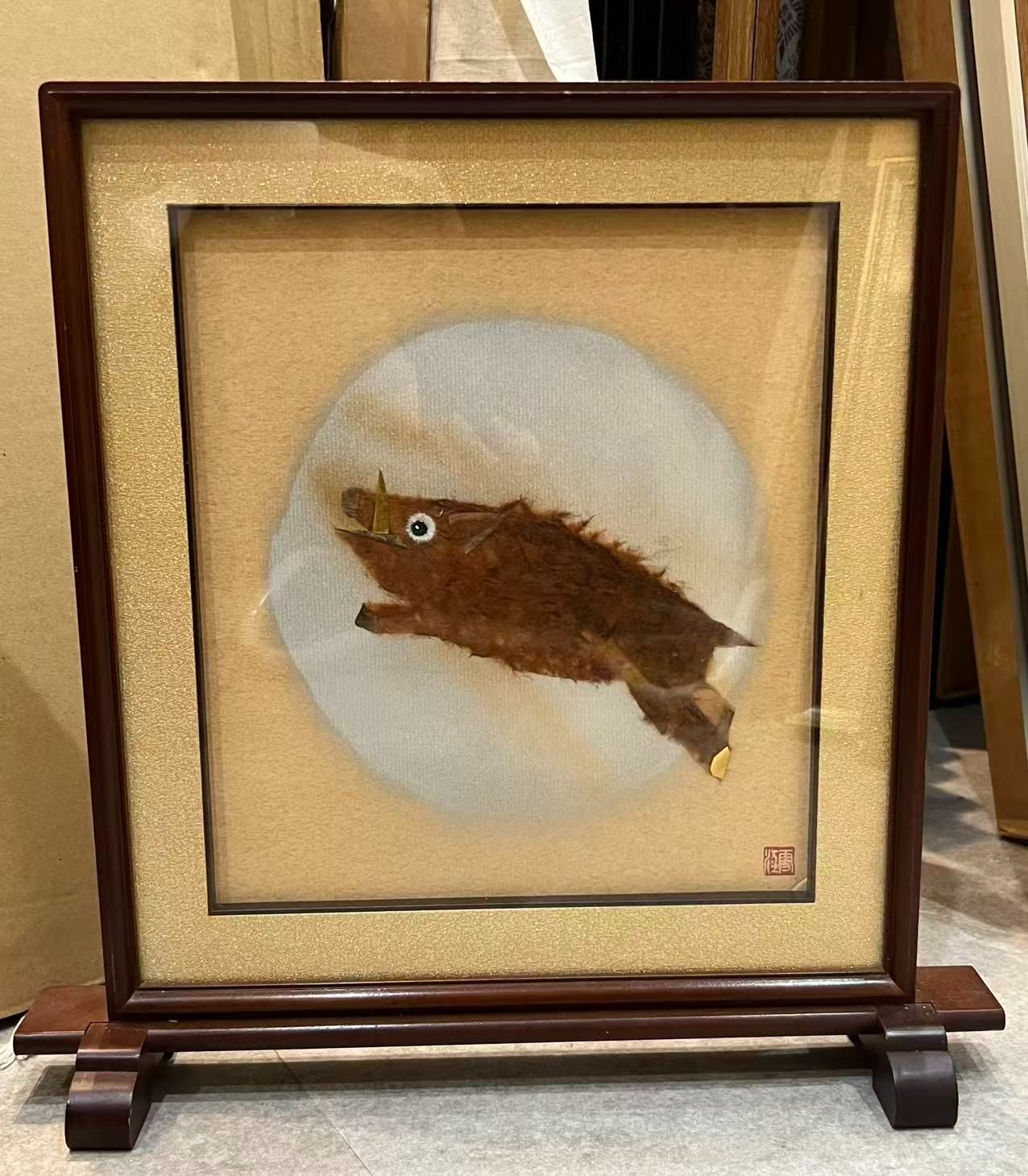 【縁起物】アンティーク 衝立 ちぎり絵 彫金風 猪 イノシシ 額装 置物