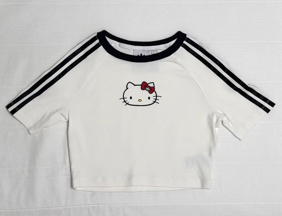 アディダス X ハローキティ クロップドTシャツ 白