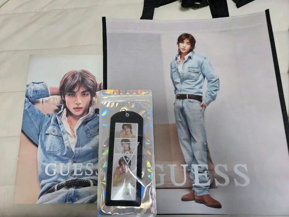 GUESS ゲス ヒョンジン(HYUNJIN) バッグ ＋ ルックブック ＋ キーホルダー