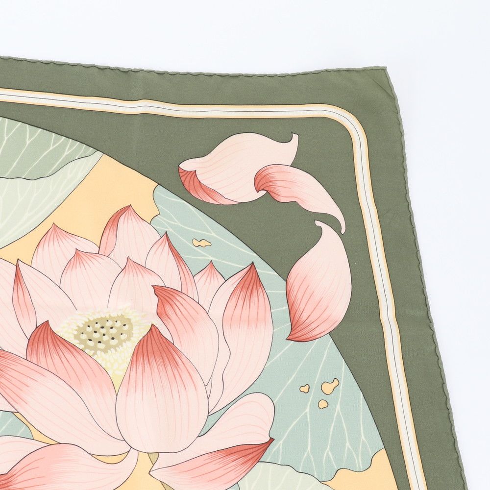エルメス カレ90《蓮の花》大判スカーフ 花柄 ヴィンテージ タグ付き 極美品 美品 エルメス カレ 90 Fleurs de Lotus 蓮の花 花柄 フラワー