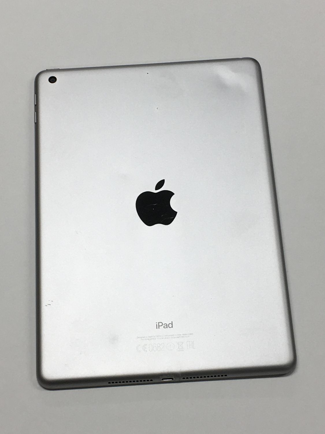 Apple iPad 第5世代 128GB スペースグレイ【動作確認・初期化済み