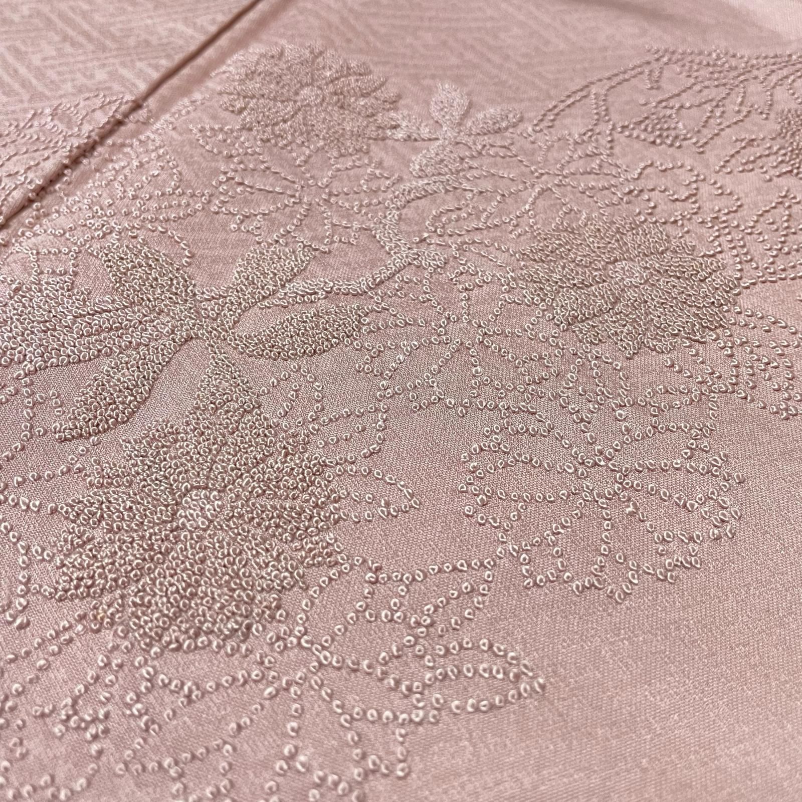 相良刺繍 付下げ 花輪 紗綾形 上品薄ピンク 着物 正絹 X-2661