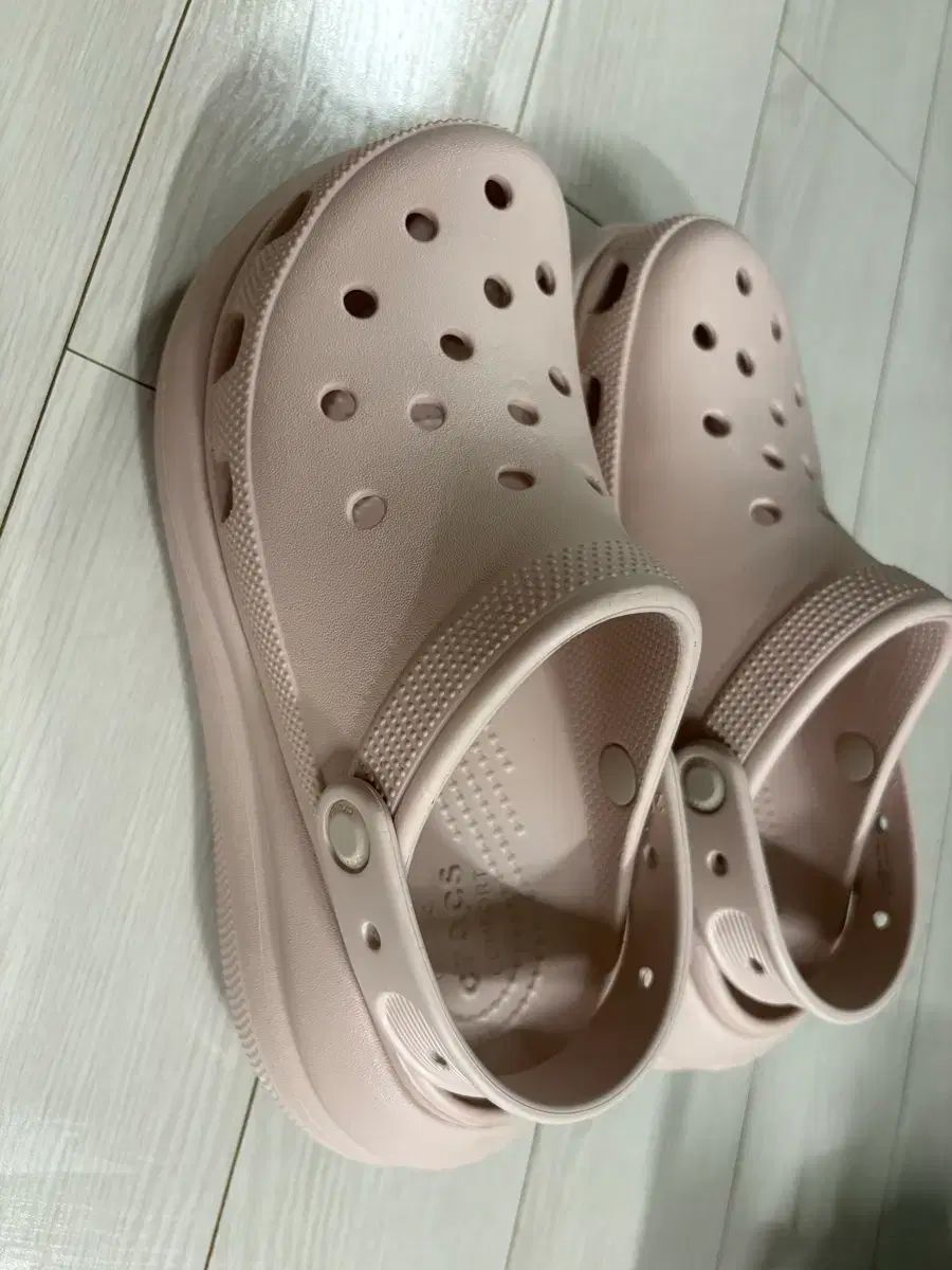 ベイ(BAE・ジンソル)クルーグ Crocs ピンク 250