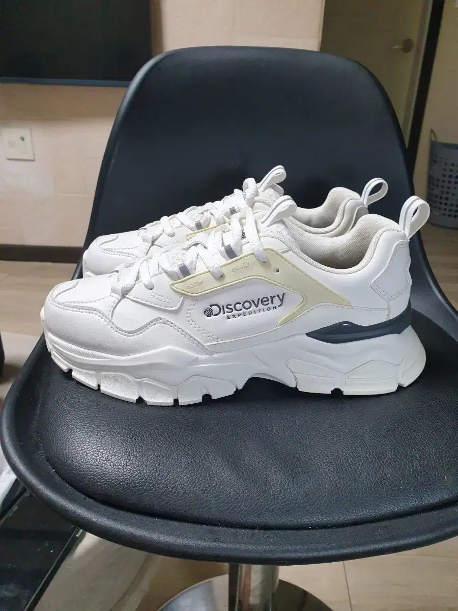 DISCOVERY エクスペディション 白 スニーカー 250