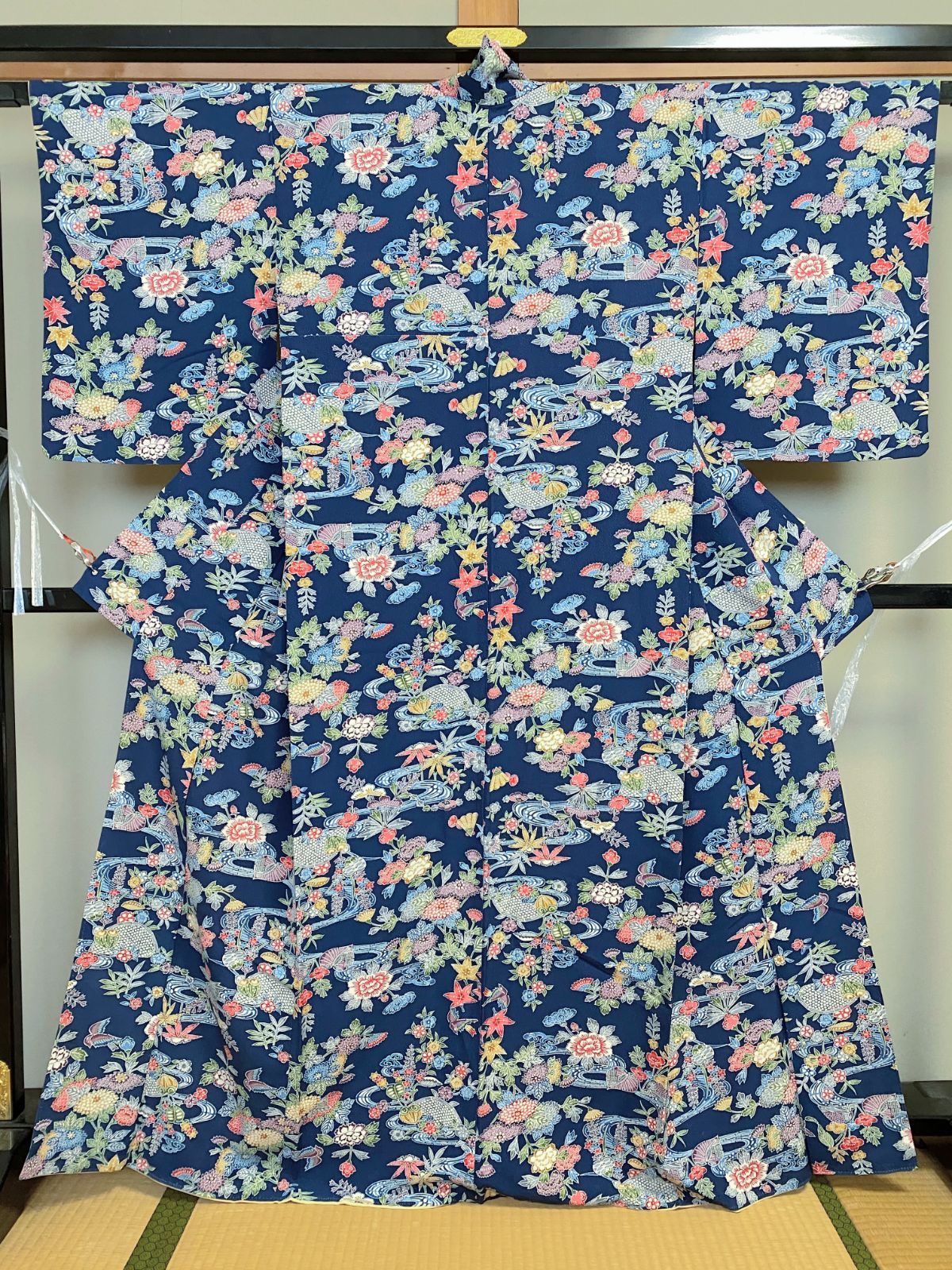 591B【アンティーク着物】しつけ付 小紋 袷 藍色 草花柄 総柄 正絹？ちりめん？？ レトロ アンティーク風