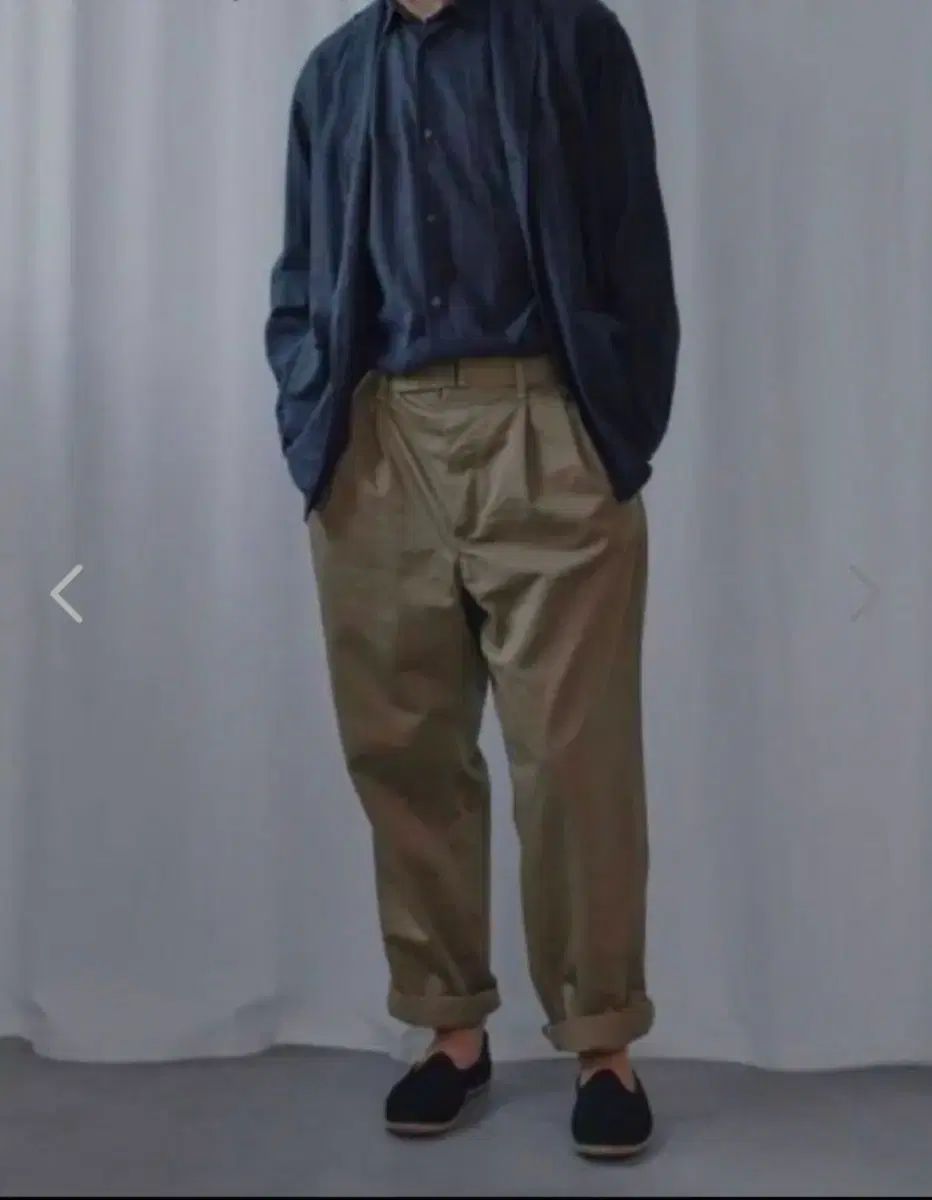 コモリ ベルト付き チノ ベージュ