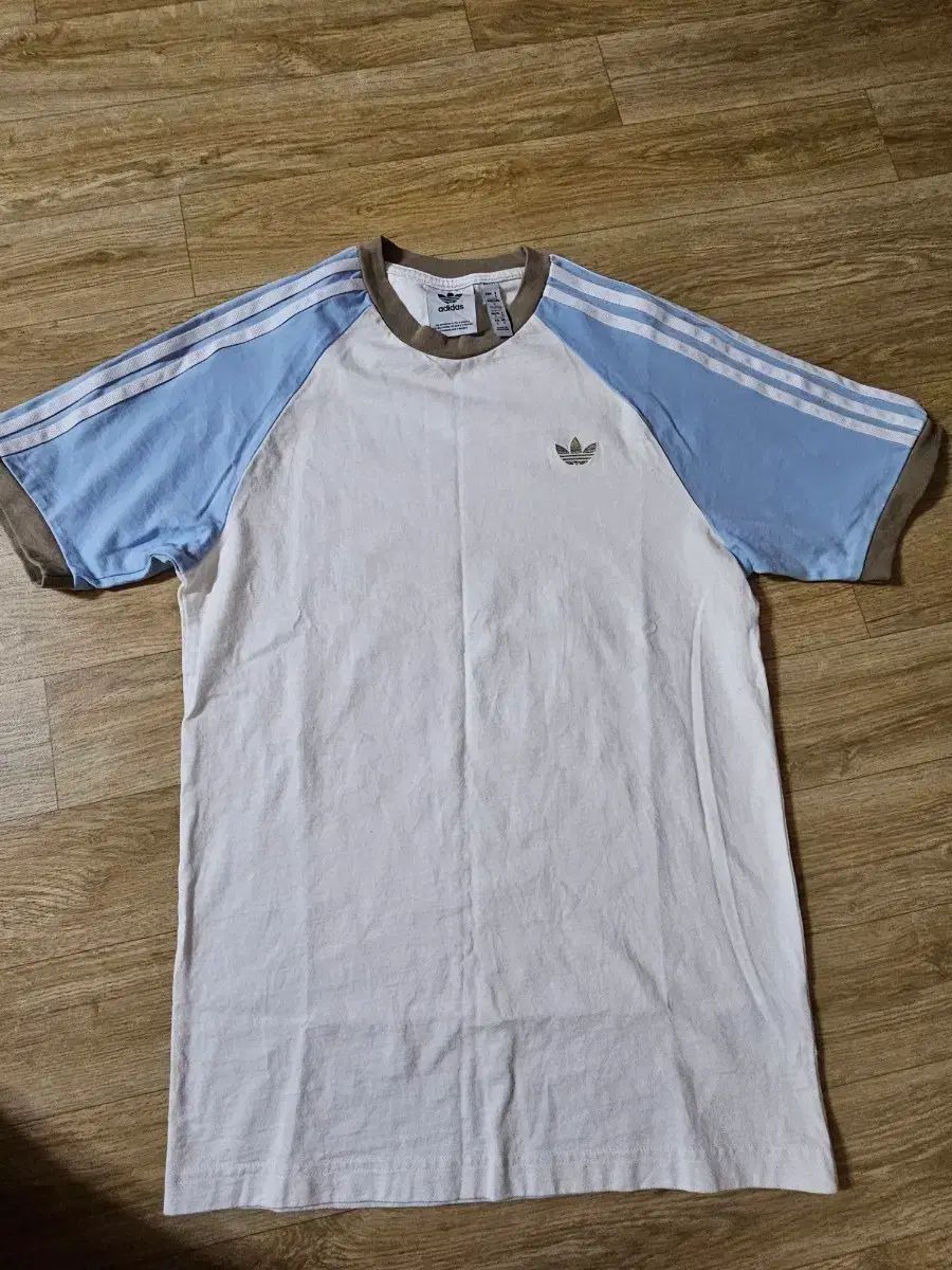 アディダス 캘리 Tシャツ