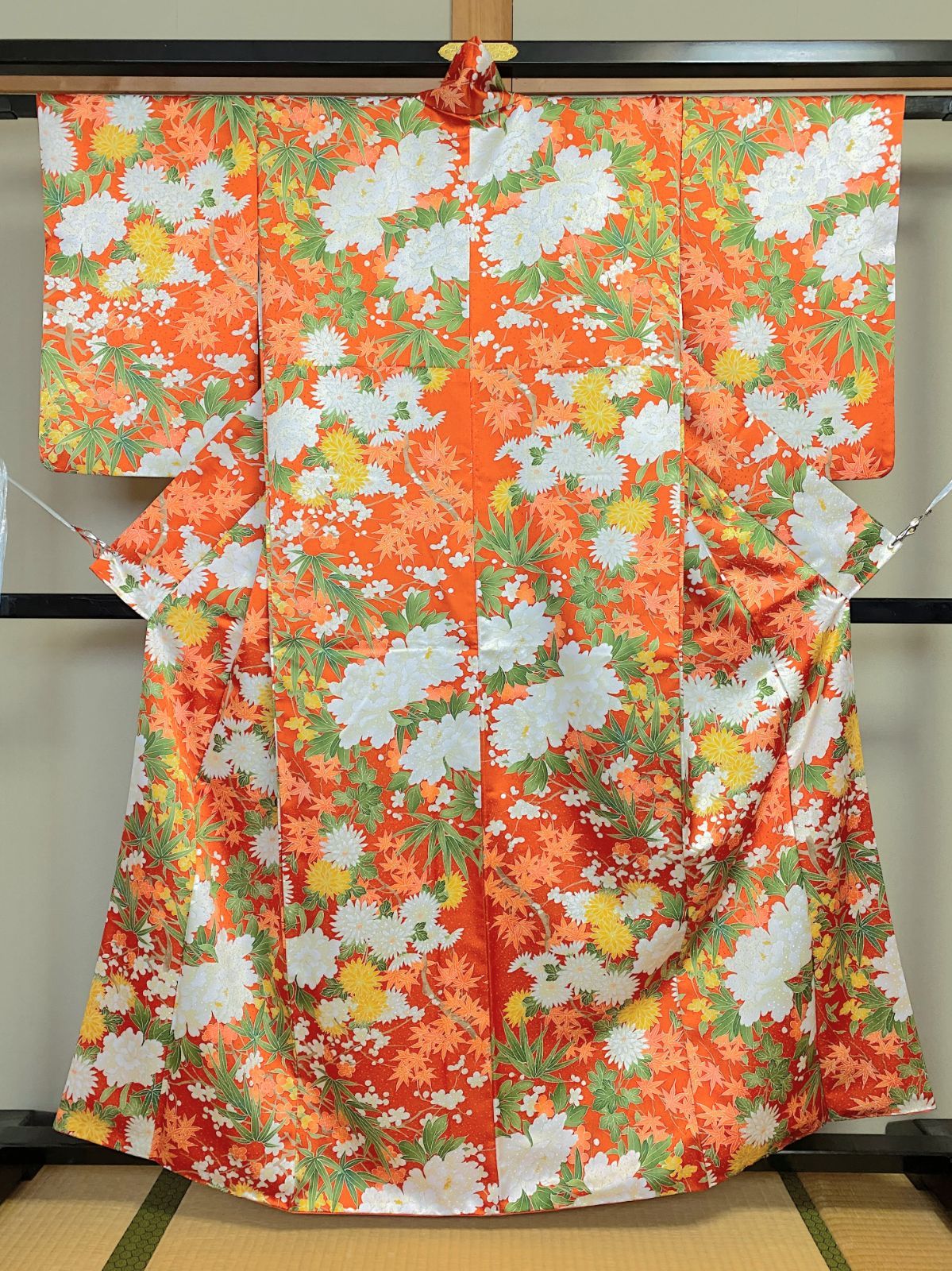 593B【アンティーク着物】鮮やかな朱赤に牡丹と菊 紅葉と竹 総柄 小紋?? 華やかなレトロ着物 リメイク素材にも