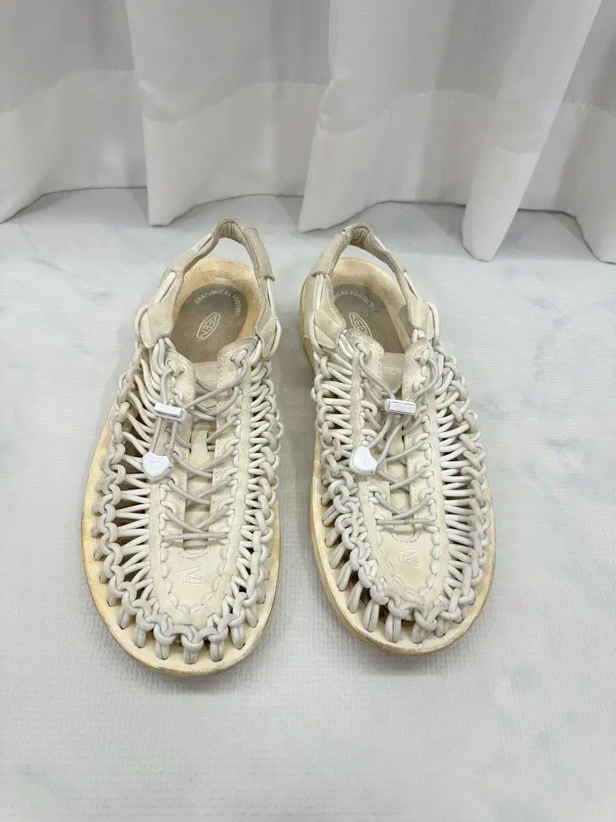 KEEN ユニーク サンダル 白