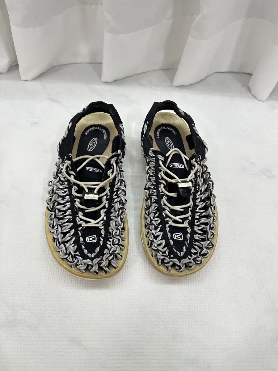 KEEN ユニーク サンダル ブラック/白 240 サイズ
