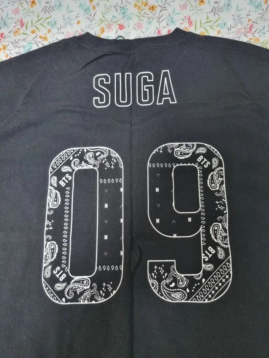 防弾 TEAM BTS シュガ 半袖Tシャツ (2019 ポップアップ ストア 商品)