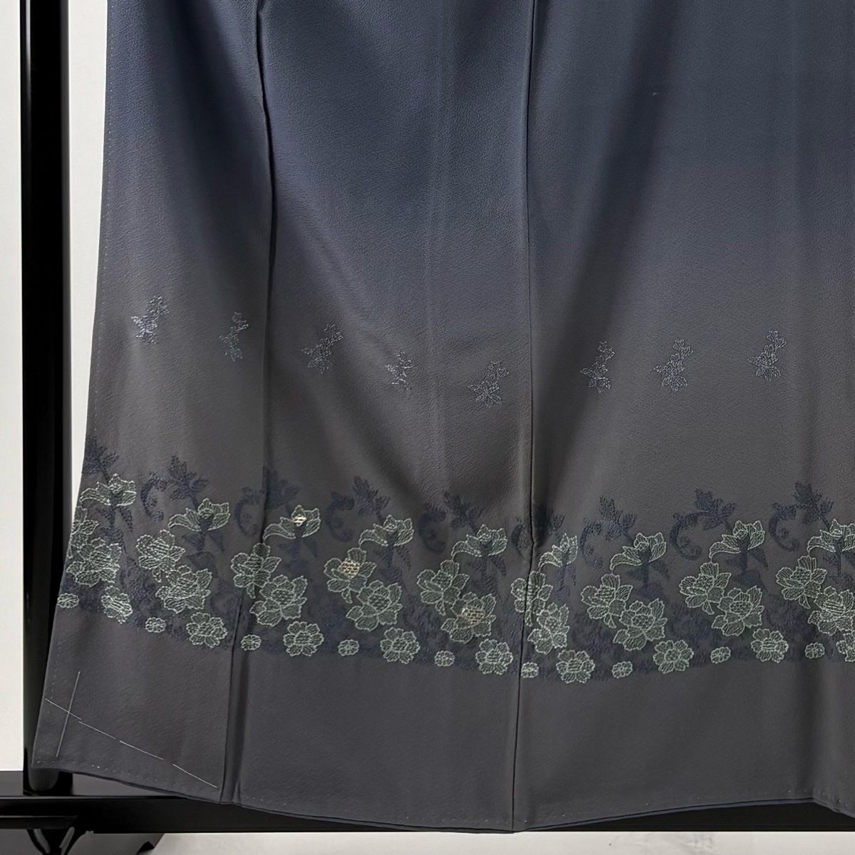 付下げ 身丈158cm 裄丈63cm S 袷 落款 花唐草 箔 刺繍 青灰色 正絹 名品 【中古】