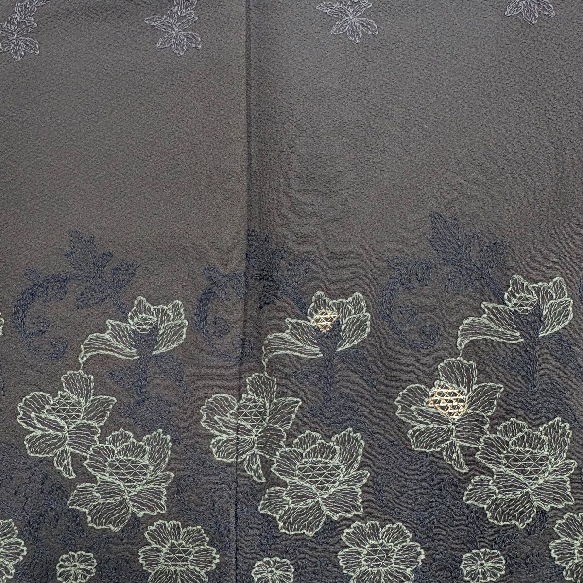 付下げ 身丈158cm 裄丈63cm S 袷 落款 花唐草 箔 刺繍 青灰色 正絹 名品 【中古】