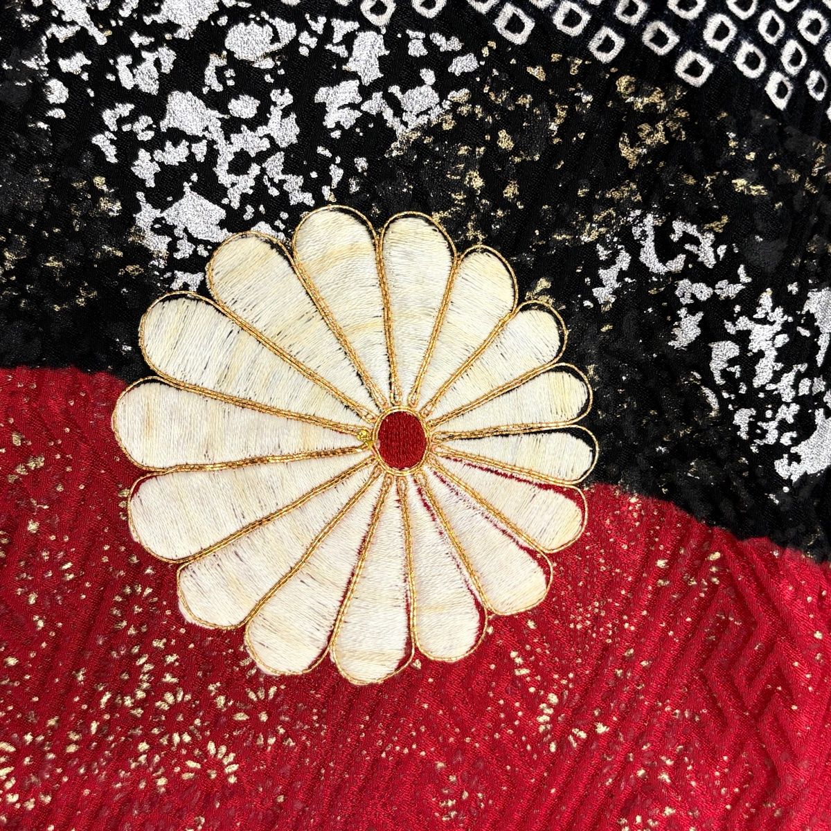 振袖 身丈159cm 裄丈67cm M 袷 波 菊 刺繍 絞り 赤 正絹 秀品 【中古