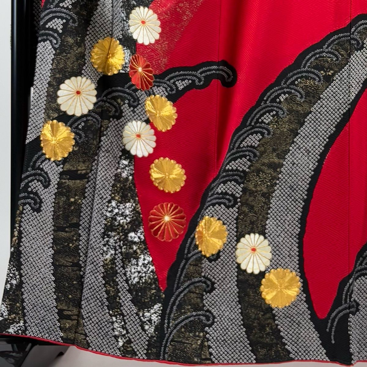 振袖 身丈159cm 裄丈67cm M 袷 波 菊 刺繍 絞り 赤 正絹 秀品 【中古 