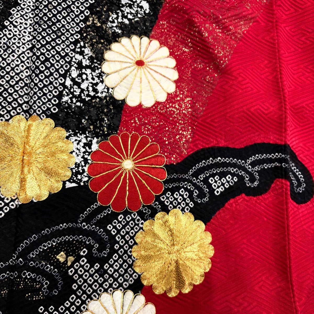 振袖 身丈159cm 裄丈67cm M 袷 波 菊 刺繍 絞り 赤 正絹 秀品 【中古