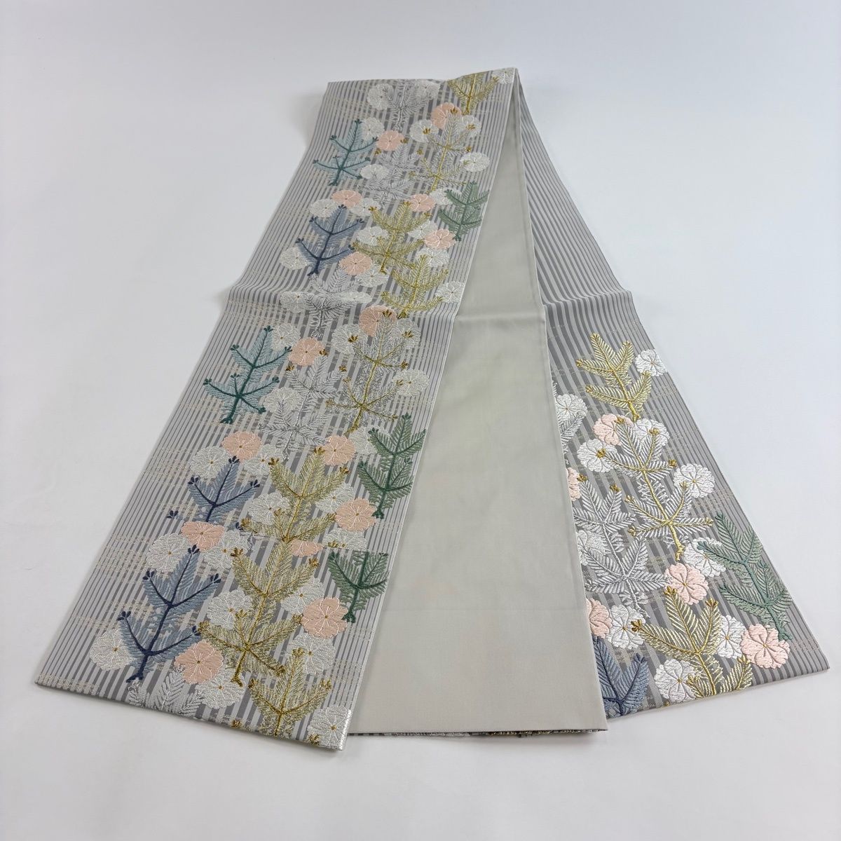 【美品】 袋帯 秀品 縞地霞に松桜文様 金銀糸 唐織 灰色 お太鼓柄 正絹 【中古】 【美品】 袋帯 秀品 縞地霞に松桜文様 金銀糸 唐織 灰色 お太鼓柄 正絹 【中古】